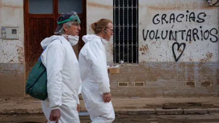 FOTOGRAFÍA. PAIPORTA (VALENCIA) COMUNIDAD VALENCIANA (REINO DE ESPAÑA), 22 DE NOVIEMBRE DE 2024. Vecinos de la localidad valenciana de Paiporta y militares continúan este viernes con los trabajos de reconstrucción tras la dana del pasado 29 de octubre. Efe