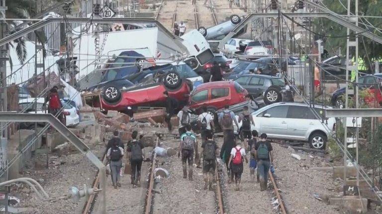 FOTOGRAFÍA. VALENCIA (COMUNIDAD VALENCIANA) REINO DE ESPAÑA, 02 DE NOVIEMBRE DE 2024. Miles de personas se han acercado este sábado hasta la Ciudad de las Artes y las Ciencias para presentarse como voluntarios para ayudar en las labores de reconstrucción de las localidades afectadas por la dana. Con más de 200 muertos a causa de la Depresión Aislada en Niveles Altos (DANA) o (gota fría) la mayoría en la provincia de Valencia, la solidaridad ciudadana se abre paso desde toda España para hacer llegar ayuda a los damnificados, atendidos por miles de voluntarios en las zonas más afectadas y en medio del dolor por las víctimas en el tercer día de luto oficial. Efe