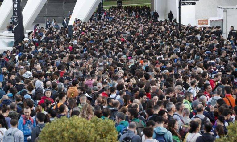 FOTOGRAFÍA. VALENCIA (COMUNIDAD VALENCIANA) REINO DE ESPAÑA, 02 DE NOVIEMBRE DE 2024. Miles de personas se han acercado este sábado hasta la Ciudad de las Artes y las Ciencias para presentarse como voluntarios para ayudar en las labores de reconstrucción de las localidades afectadas por la dana. Con más de 200 muertos a causa de la Depresión Aislada en Niveles Altos (DANA) o (gota fría) la mayoría en la provincia de Valencia, la solidaridad ciudadana se abre paso desde toda España para hacer llegar ayuda a los damnificados, atendidos por miles de voluntarios en las zonas más afectadas y en medio del dolor por las víctimas en el tercer día de luto oficial. Efe