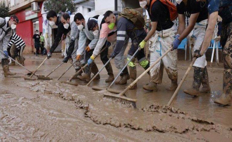 FOTOGRAFÍA. PAIPORTA (VALENCIA) COMUNIDAD VALENCIANA (REINO DE ESPAÑA), 09 DE NOVIEMBRE DE 2024.-Decenas de voluntarios de afanan en limpiar las calles de Paiporta este sábado, que afronta el fin de semana con el reto de avanzar en la recuperación de la zona cero de la dana que asoló Valencia hace once días y de encontrar más personas desaparecidas, todo ello en medio de un 'ejército' de voluntarios, una ingente cantidad de ayuda solidaria y el eco incesante de la polémica política en torno a la gestión de aquel fatídico 29 de octubre de 2024. Efe