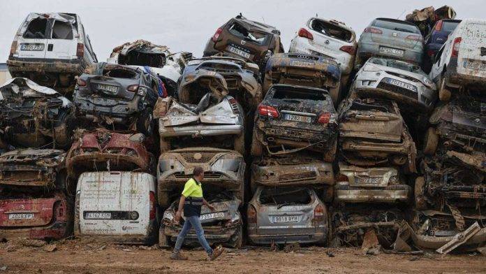 dana Valencia, Valencia, fallecidos por la dana, (2) FOTOGRAFÍA. VALENCIA (COMUNIDAD VALENCIANA) REINO DE ESPAÑA, 09 DE NOVIEMBRE DE 2024. Detalle de varios coches retirados de las carreteras, calles, y cualquier lugar cercanos de estos sitios tras la devastadora Depresión Aislada en Niveles Altos (DANA) o (gota fría) en la la provincia de Valencia (Comunidad Valenciana) Reino de España, este sábado en Valencia. Efe