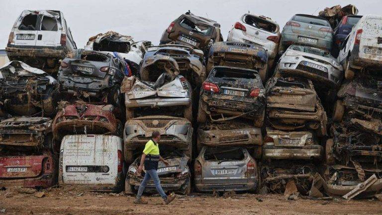 FOTOGRAFÍA. VALENCIA (COMUNIDAD VALENCIANA) REINO DE ESPAÑA, 09 DE NOVIEMBRE DE 2024. Detalle de varios coches retirados de las carreteras, calles, y cualquier lugar cercanos de estos sitios tras la devastadora Depresión Aislada en Niveles Altos (DANA) o (gota fría) en la la provincia de Valencia (Comunidad Valenciana) Reino de España, este sábado en Valencia. Efe