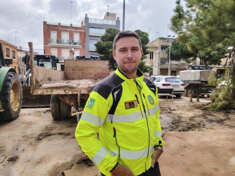 FOTOGRAFÍA. VALENCIA (COMUNIDAD VALENCIANA) REINO DE ESPAÑA, 17 DE NOVIEMBRE DE 2024. Carlos Sánchez Rodríguez es el responsable del contingente del SAMUR de Madrid desplazado a Valencia. Casi tres semanas después del paso de la dana que devastó una parte de la provincia de Valencia, los sanitarios desplazados a pie de calle han constatado un cambio de escenario: la ayuda se centra ahora en voluntarios y personal de emergencia que se lesionan en las tareas de limpieza. Efe