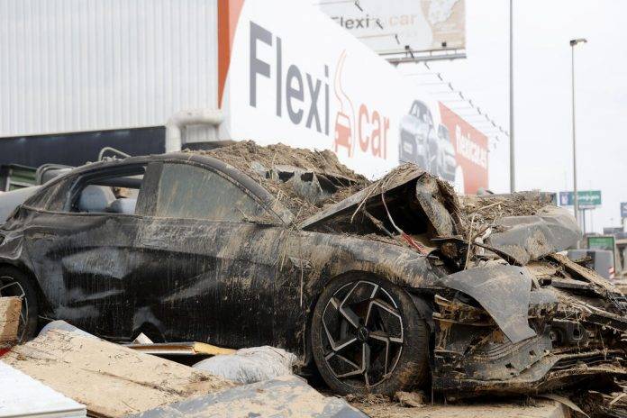 FOTOGRAFÍA. MASSANASSA (VALENCIA) COMUNIDAD VALENCIANA (REINO DE ESPAÑA), 06 DE NOVIEMBRE DE 2024. Vehículos destrozados por la dana en Massanassa (Valencia), este miércoles. Voluntarios, fuerzas de seguridad, bomberos, militares y vecinos de las localidades más afectadas por la Depresión Aislada en Niveles Altos (DANA) o (gota fría) continúan con las tareas de limpieza mientras los equipos de rescate siguen rastreando la zona para intentar localizar a las personas que aún sigue desaparecidas. Efe