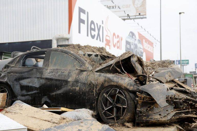 FOTOGRAFÍA. MASSANASSA (VALENCIA) COMUNIDAD VALENCIANA (REINO DE ESPAÑA), 06 DE NOVIEMBRE DE 2024. Vehículos destrozados por la dana en Massanassa (Valencia), este miércoles. Voluntarios, fuerzas de seguridad, bomberos, militares y vecinos de las localidades más afectadas por la Depresión Aislada en Niveles Altos (DANA) o (gota fría) continúan con las tareas de limpieza mientras los equipos de rescate siguen rastreando la zona para intentar localizar a las personas que aún sigue desaparecidas. Efe