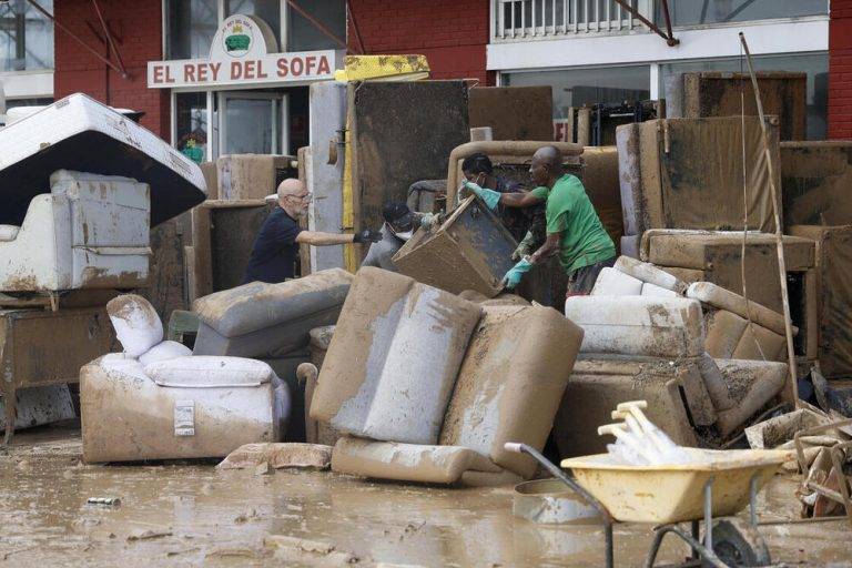 FOTOGRAFÍA. MASSANASSA (VALENCIA) COMUNIDAD VALENCIANA (REINO DE ESPAÑA), 06 DE NOVIEMBRE DE 2024. Varias personas sacan el mobiliario de una tienda de venta de sofás en Massanassa (Valencia), este miércoles. Voluntarios, fuerzas de seguridad, bomberos, militares y vecinos de las localidades más afectadas por la dana continúan con las tareas de limpieza mientras los equipos de rescate siguen rastreando la zona para intentar localizar a las personas que aún sigue desaparecidas. Efe