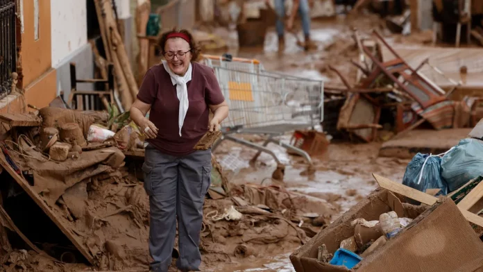 FOTOGRAFÍA. PAIPORTA (VALENCIA) COMUNIDAD VALENCIANA (REINO DE ESPAÑA), 01 DE NOVIEMBRE DE 2024. detalle de una imagen con fecha de hoy, viernes 1 de noviembre de 2024, que muestra a vecinos de Paiporta, visiblemente emocionados, trabajando en la limpieza de calles, locales y viviendas de la localidad más azotada por los efectos devastadores de la Depresión Aislada en Niveles Altos (DANA) o (gota fría) del pasado martes 29 de octubre de 2024, que ha dejado al menos 200 muertos y varios desaparecidos, destruyendo vidas de los damnificados quienes van a tardar al menos una década en recuperarse psicológicamente de la tragedia. Efe 