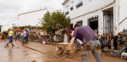 FOTOGRAFÍA. VALENCIA (COMUNIDAD VALENCIANA) REINO DE ESPAÑA, 01 DE NOVIEMBRE DE 2024. Varias personas colaboran en la limpieza de una calle tras el paso de la Depresión Aislada en Niveles Altos (DANA) o (gota fría). Efe 