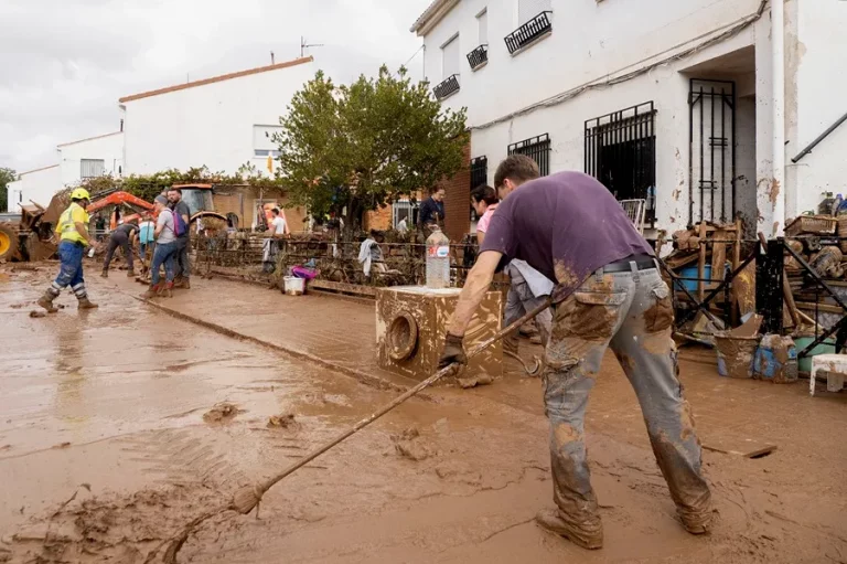 FOTOGRAFÍA. VALENCIA (COMUNIDAD VALENCIANA) REINO DE ESPAÑA, 01 DE NOVIEMBRE DE 2024. Varias personas colaboran en la limpieza de una calle tras el paso de la Depresión Aislada en Niveles Altos (DANA) o (gota fría). Efe 