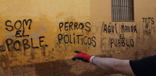 FOTOGRAFÍA. PAIPORTA (VALENCIA) COMUNIDAD VALENCIANA (REINO DE ESPAÑA, 07 DE NOVIEMBRE DE 2024. Detalle de pintadas en una calle de Paiporta (Valencia) sobre la indignación del pueblo por el abandono de la Administración central y regional en los primeros días de la Depresión Aislada en Niveles Altos (DANA) o (gota fría): "Som el Poble (Somos el pueblo)", "Perros políticos"; "Aquí manda el pueblo"; "Tots a una (Todos a una)". Efe