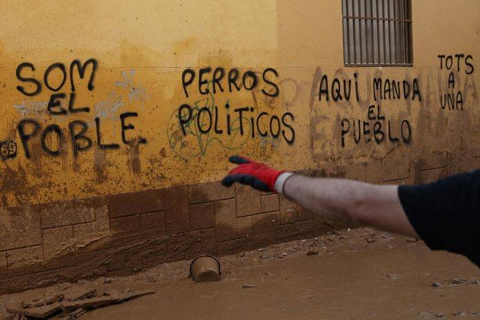 FOTOGRAFÍA. PAIPORTA (VALENCIA) COMUNIDAD VALENCIANA (REINO DE ESPAÑA, 07 DE NOVIEMBRE DE 2024. Detalle de pintadas en una calle de Paiporta (Valencia) sobre la indignación del pueblo por el abandono de la Administración central y regional en los primeros días de la Depresión Aislada en Niveles Altos (DANA) o (gota fría): "Som el Poble (Somos el pueblo)", "Perros políticos"; "Aquí manda el pueblo"; "Tots a una (Todos a una)". Efe