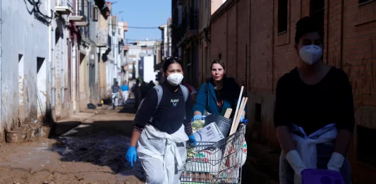 FOTOGRAFÍA. CATARROJA (VALENCIA) REINO DE ESPAÑA, 10 DE NOVIEMBRE DE 2024. Decenas de voluntarios siguen extrayendo lodo de las calles, este domingo, en la población de l'horta Sud de Catarroja (Valencia) Comunidad Valenciana, y recorriendo Catarroja para repartir por la calle, y puerta a puerta, productos a los afectados por la Depresión Aislada en Niveles Altos (DANA) o (gota fría). Efe