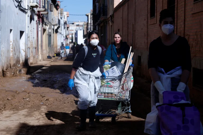 FOTOGRAFÍA. CATARROJA (VALENCIA) REINO DE ESPAÑA, 10 DE NOVIEMBRE DE 2024. Decenas de voluntarios siguen extrayendo lodo de las calles, este domingo, en la población de l'horta Sud de Catarroja (Valencia) Comunidad Valenciana, y recorriendo Catarroja para repartir por la calle, y puerta a puerta, productos a los afectados por la Depresión Aislada en Niveles Altos (DANA) o (gota fría). Efe