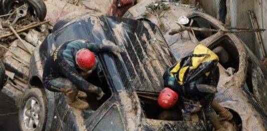 FOTOGRAFÍA. PAIPORTA (VALENCIA) COMUNIDAD VALENCIANA (REINO DE ESPAÑA, 02 DE NOVIEMBRE DE 2024. Expertos de la Guardia Civil buscan cuerpos sin vida entre los vehículos atrapados entre los cimientos de un edificio en construcción este sábado en Paiporta, Valencia. La Comunitat Valenciana intenta recuperarse de la peor Depresión Aislada en Niveles Altos (DANA) del siglo en España, que ha dejado más de dos centenares de muertos en esa región, además de un inmenso escenario de daños en carreteras, calles e infraestructuras de numerosas localidades. Una DANA tras fuertes lluvias torrenciales y golpear muy fuertemente al reino de España, con epicentro en la provincia de Valencia (Comunidad Valenciana) donde se ha registrado ya 211 muertos, como cifra provisional para este sábado 2 de noviembre de 20224, y con menos dureza en la provincia de Málaga (Andalucía) y en la región de Castilla-La Mancha. La devastación de los efectos de la DANA que arrasó este martes la provincia de Valencia dejó decenas de personas fallecidas -70 contabilizadas hasta las 16.00 horas-, la angustia de quienes no pueden contactar con sus familiares desde ayer e imágenes desoladoras de la destrucción que han dejado a su paso las inundaciones. En medio de la tragedia, que ha llevado a activar el protocolo de Múltiples Víctimas para identificar a los fallecidos, las autoridades combaten este miércoles un "nuevo enemigo": los bulos que alertan de supuestas evacuaciones, desbordamientos o la caída del 112, que interrumpen la labor de los servicios de emergencias. La ciudadanía de la provincia ha recibido a primera hora de esta mañana de nuevo en sus móviles un mensaje del sistema Es-Alert para evitar cualquier tipo de desplazamiento por las carreteras de la provincia, muchas de cuales permanecen cortadas e impiden todavía acceder a las zonas más afectadas. Efe