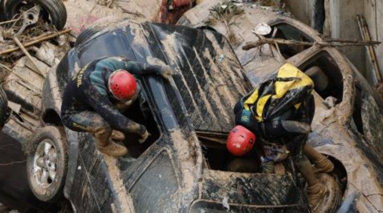 FOTOGRAFÍA. PAIPORTA (VALENCIA) COMUNIDAD VALENCIANA (REINO DE ESPAÑA, 02 DE NOVIEMBRE DE 2024. Expertos de la Guardia Civil buscan cuerpos sin vida entre los vehículos atrapados entre los cimientos de un edificio en construcción este sábado en Paiporta, Valencia. La Comunitat Valenciana intenta recuperarse de la peor Depresión Aislada en Niveles Altos (DANA) del siglo en España, que ha dejado más de dos centenares de muertos en esa región, además de un inmenso escenario de daños en carreteras, calles e infraestructuras de numerosas localidades. Una DANA tras fuertes lluvias torrenciales y golpear muy fuertemente al reino de España, con epicentro en la provincia de Valencia (Comunidad Valenciana) donde se ha registrado ya 211 muertos, como cifra provisional para este sábado 2 de noviembre de 20224, y con menos dureza en la provincia de Málaga (Andalucía) y en la región de Castilla-La Mancha. La devastación de los efectos de la DANA que arrasó este martes la provincia de Valencia dejó decenas de personas fallecidas -70 contabilizadas hasta las 16.00 horas-, la angustia de quienes no pueden contactar con sus familiares desde ayer e imágenes desoladoras de la destrucción que han dejado a su paso las inundaciones. En medio de la tragedia, que ha llevado a activar el protocolo de Múltiples Víctimas para identificar a los fallecidos, las autoridades combaten este miércoles un "nuevo enemigo": los bulos que alertan de supuestas evacuaciones, desbordamientos o la caída del 112, que interrumpen la labor de los servicios de emergencias. La ciudadanía de la provincia ha recibido a primera hora de esta mañana de nuevo en sus móviles un mensaje del sistema Es-Alert para evitar cualquier tipo de desplazamiento por las carreteras de la provincia, muchas de cuales permanecen cortadas e impiden todavía acceder a las zonas más afectadas. Efe