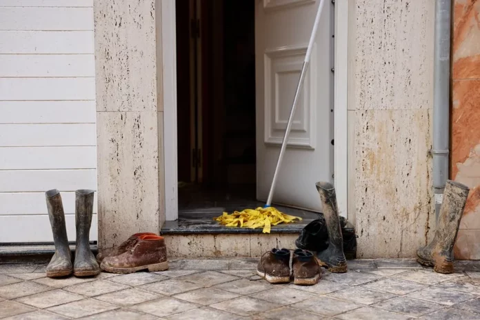 FOTOGRAFÍA. SEDAVÍ (VALENCIA) COMUNIDAD VALENCIANA) REINO DE ESPAÑA, 10 DE NOVIEMBRE DE 2024. Detalle de varias botas y zapatos de voluntarios y damnificados cubiertos por el lodo en Sedaví, Valencia (Valencia) Comunidad Valenciana (Reino de España), tras las brutales riadas de la trágica Depresión Aislada en Niveles Altos (DANA) o (gota fría) que azotó al Reino de españa los días martes 29 y miércoles 30 de octubre de 2024 en sus regiones de Castilla-La Mancha (7 muertos), Andalucía (un muerto) y Comunidad Valenciana (212 muertos), con epicentro/zona cero en una provincia de Valencia que tardará varios años en recuperarse emocionalmente; si bien tanto las autoridades regionales como las nacionales no han sido a la altura de la situación quizás debido al peñasco del Estado de la Autonomía, completamente fracasado esta vez así como ocurrió durante la crisis sanitaria del coronavirus (COVID 19): falta total de coordinación entre las dos administraciones que ha dejado abandonado a su suerte a varios miles de víctimas, entre, algunos que aún se podría salvar. Efe
