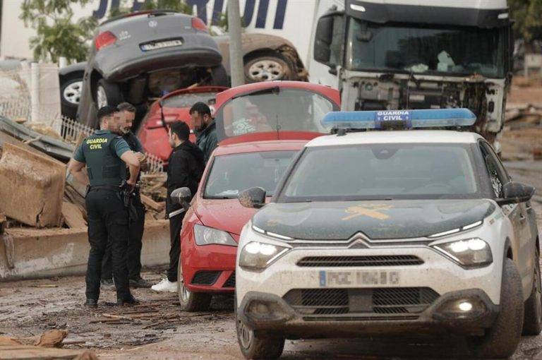 FOTOGRAFÍA. TURIA (VALENCIA) COMUNIDAD VALENCIANA (REINO DE ESPAÑA), 01 DE NOVIEMBRE DE 2024. Efectivos de la Guardia Civil identifican a un hombre en el polígono industrial de Riba-roja de Túria, este viernes. La búsqueda de desaparecidos, la identificación de víctimas mortales, las tareas de limpieza y la reparación de infraestructuras continúan tres días después de las inundaciones que han asolado la provincia de Valencia, en una jornada en la que el Gobierno envía a 500 militares más, que se sumarán a las 1.200 efectivos de la Unidad Militar de Emergencias (UME), para actuar en Utiel, Requena, Riba-roja, Torrent, Paiporta y Algemesí. La Comunitat Valenciana intenta recuperarse de la peor Depresión Aislada en Niveles Altos (DANA) del siglo en España, que ha dejado más de dos centenares de muertos en esa región, además de un inmenso escenario de daños en carreteras, calles e infraestructuras de numerosas localidades. Una DANA tras fuertes lluvias torrenciales y golpear muy fuertemente al reino de España, con epicentro en la provincia de Valencia (Comunidad Valenciana) donde se ha registrado ya 202 muertos, como cifra provisional para este viernes 1 de noviembre de 20224, y con menos dureza en la provincia de Málaga (Andalucía) y en la región de Castilla-La Mancha. La devastación de los efectos de la DANA que arrasó este martes la provincia de Valencia dejó decenas de personas fallecidas -70 contabilizadas hasta las 16.00 horas-, la angustia de quienes no pueden contactar con sus familiares desde ayer e imágenes desoladoras de la destrucción que han dejado a su paso las inundaciones. En medio de la tragedia, que ha llevado a activar el protocolo de Múltiples Víctimas para identificar a los fallecidos, las autoridades combaten este miércoles un "nuevo enemigo": los bulos que alertan de supuestas evacuaciones, desbordamientos o la caída del 112, que interrumpen la labor de los servicios de emergencias. La ciudadanía de la provincia ha recibido a primera hora de esta mañana de nuevo en sus móviles un mensaje del sistema Es-Alert para evitar cualquier tipo de desplazamiento por las carreteras de la provincia, muchas de cuales permanecen cortadas e impiden todavía acceder a las zonas más afectadas. Efe