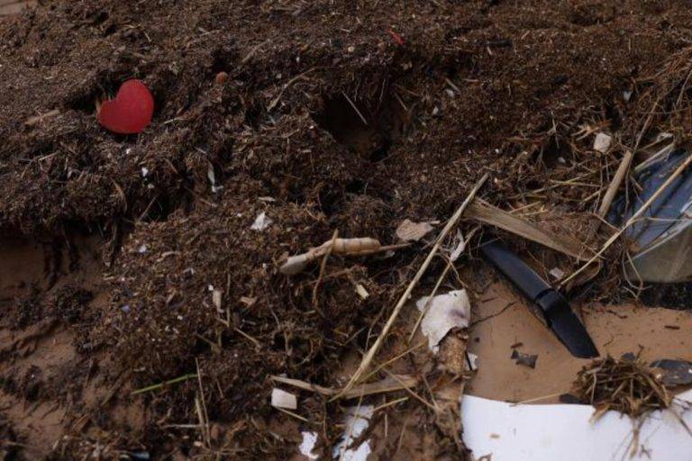 FOTOGRAFÍA. ALGEMESÍ (VALENCIA) COMUNIDAD VALENCIANA (REINO DE ESPAÑA, 15 DE NOVIEMBRE DE 2024. Un coche sepultado por el barro en la localidad valenciana de Algemesí afectada por la Depresión Aislada en Niveles Altos (DANA) o (gota fría), este viernes. Efe