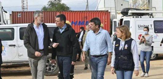 FOTOGRAFÍA. VALENCIA (COMUNIDAD VALENCIANA) REINO DE ESPAÑA, 03 DE NOVIEMBRE DE 2024. DANA VALENCIA. El presidente del Gobierno, Pedro Sánchez (2i), junto al rey Felipe (i), el presidente de la Generalitat de Valencia, Carlos Mazón (2d), y la delegada del Gobierno Pilar Bernabé, durante su visita al puesto de mando de Valencia, este domingo. Efe