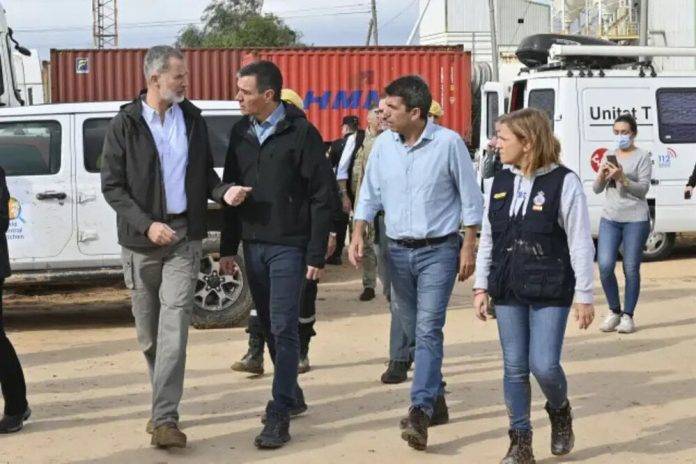 FOTOGRAFÍA. VALENCIA (COMUNIDAD VALENCIANA) REINO DE ESPAÑA, 03 DE NOVIEMBRE DE 2024. DANA VALENCIA. El presidente del Gobierno, Pedro Sánchez (2i), junto al rey Felipe (i), el presidente de la Generalitat de Valencia, Carlos Mazón (2d), y la delegada del Gobierno Pilar Bernabé, durante su visita al puesto de mando de Valencia, este domingo. Efe