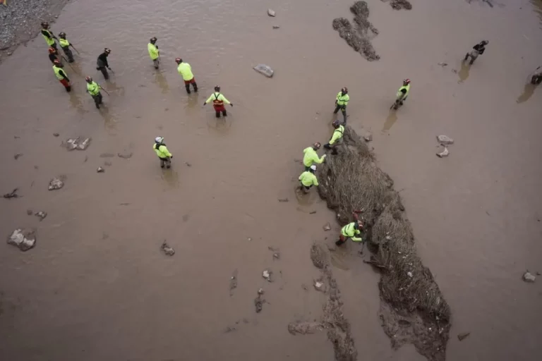 FOTOGRAFÍA. CATARROJA (VALENCIA) COMUNIDAD VALENCIANA (REINO DE ESPAÑA), 08 DE NOVIEMBRE DE 2024.- Miembros de la Unidad Militar de Emergencia UME realizan tareas de búsqueda en el barranco del Poyo, a la altura la localidad valenciana de Catarroja, este viernes. Los voluntarios se preparan antes de cruzar la pasarela peatonal que conecta la ciudad con su pedanía de La Torre y que ha sido denominado como Puente de la Solidaridad este sábado en Valencia. Una marea humana y material de emergencia afronta el fin de semana con el reto de avanzar en la recuperación de la zona cero de la dana que asoló Valencia hace once días y de encontrar más personas desaparecidas, todo ello en medio de un 'ejército' de voluntarios, una ingente cantidad de ayuda solidaria y el eco incesante de la polémica política en torno a la gestión de aquel fatídico 29 de octubre. Una marea humana y material de emergencia afronta el fin de semana con el reto de avanzar en la recuperación de la zona cero de la dana que asoló Valencia hace once días y de encontrar más personas desaparecidas, todo ello en medio de un 'ejército' de voluntarios, una ingente cantidad de ayuda solidaria y el eco incesante de la polémica política en torno a la gestión de aquel fatídico 29 de octubre. Efe