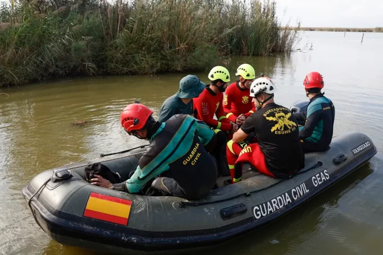 FOTOGRAFÍA. ALBUFERA (VALENCIA) COMUNIDAD VALENCIANA (REINO DE ESPAÑA), 07 DE NOVIEMBRE DE 2024.- Efectivos Grupo Especial de Actividades Subacuáticas de la Guardia Civil (GEAS) y de la UME trabajan en labores de rastreo en la Albufera (Valencia) este jueves. Los voluntarios se preparan antes de cruzar la pasarela peatonal que conecta la ciudad con su pedanía de La Torre y que ha sido denominado como Puente de la Solidaridad este sábado en Valencia. Una marea humana y material de emergencia afronta el fin de semana con el reto de avanzar en la recuperación de la zona cero de la dana que asoló Valencia hace once días y de encontrar más personas desaparecidas, todo ello en medio de un 'ejército' de voluntarios, una ingente cantidad de ayuda solidaria y el eco incesante de la polémica política en torno a la gestión de aquel fatídico 29 de octubre. Una marea humana y material de emergencia afronta el fin de semana con el reto de avanzar en la recuperación de la zona cero de la dana que asoló Valencia hace once días y de encontrar más personas desaparecidas, todo ello en medio de un 'ejército' de voluntarios, una ingente cantidad de ayuda solidaria y el eco incesante de la polémica política en torno a la gestión de aquel fatídico 29 de octubre. Efe