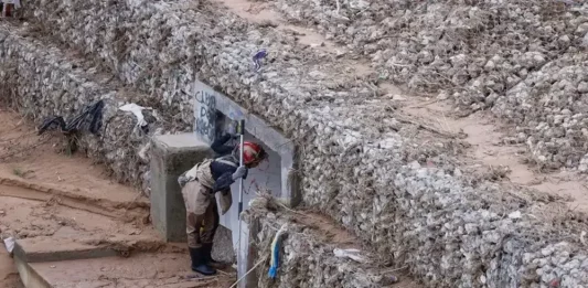 FOTOGRAFÍA. CATARROJA (VALENCIA) COMUNIDAD VALENCIANA (REINO DE ESPAÑA), 08 DE NOVIEMBRE DE 2024.- Un miembro de la Unidad Militar de Emergencia UME realiza tareas de búsqueda en el barranco del Poyo en Catarroja, este viernes. Los voluntarios se preparan antes de cruzar la pasarela peatonal que conecta la ciudad con su pedanía de La Torre y que ha sido denominado como Puente de la Solidaridad este sábado en Valencia. Una marea humana y material de emergencia afronta el fin de semana con el reto de avanzar en la recuperación de la zona cero de la dana que asoló Valencia hace once días y de encontrar más personas desaparecidas, todo ello en medio de un 'ejército' de voluntarios, una ingente cantidad de ayuda solidaria y el eco incesante de la polémica política en torno a la gestión de aquel fatídico 29 de octubre. Una marea humana y material de emergencia afronta el fin de semana con el reto de avanzar en la recuperación de la zona cero de la dana que asoló Valencia hace once días y de encontrar más personas desaparecidas, todo ello en medio de un 'ejército' de voluntarios, una ingente cantidad de ayuda solidaria y el eco incesante de la polémica política en torno a la gestión de aquel fatídico 29 de octubre. Efe