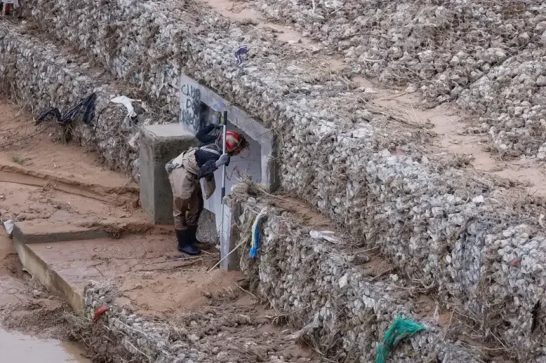FOTOGRAFÍA. CATARROJA (VALENCIA) COMUNIDAD VALENCIANA (REINO DE ESPAÑA), 08 DE NOVIEMBRE DE 2024.- Un miembro de la Unidad Militar de Emergencia UME realiza tareas de búsqueda en el barranco del Poyo en Catarroja, este viernes. Los voluntarios se preparan antes de cruzar la pasarela peatonal que conecta la ciudad con su pedanía de La Torre y que ha sido denominado como Puente de la Solidaridad este sábado en Valencia. Una marea humana y material de emergencia afronta el fin de semana con el reto de avanzar en la recuperación de la zona cero de la dana que asoló Valencia hace once días y de encontrar más personas desaparecidas, todo ello en medio de un 'ejército' de voluntarios, una ingente cantidad de ayuda solidaria y el eco incesante de la polémica política en torno a la gestión de aquel fatídico 29 de octubre. Una marea humana y material de emergencia afronta el fin de semana con el reto de avanzar en la recuperación de la zona cero de la dana que asoló Valencia hace once días y de encontrar más personas desaparecidas, todo ello en medio de un 'ejército' de voluntarios, una ingente cantidad de ayuda solidaria y el eco incesante de la polémica política en torno a la gestión de aquel fatídico 29 de octubre. Efe