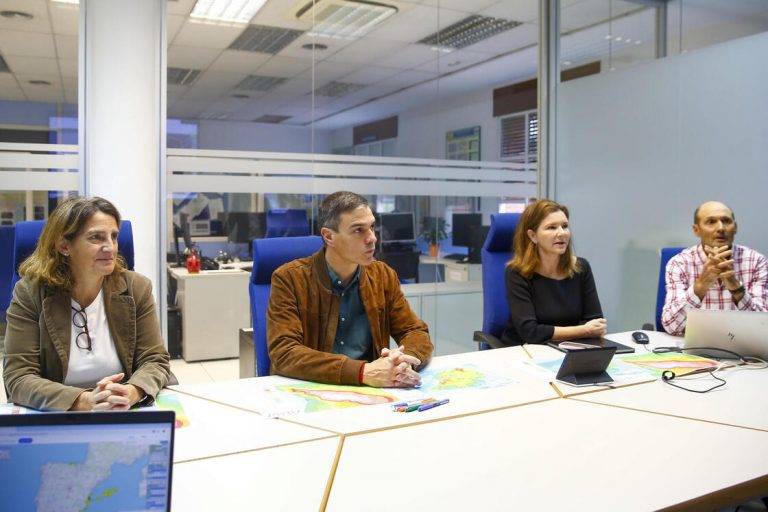 FOTOGRAFÍA. MADRID (REINO DE ESPAÑA), 01/11/2024.- El presidente del Gobierno, Pedro Sánchez Pérez-Castejón (c), durante la reunión mantenida con el Comité Estatal de Coordinación y Dirección del Sistema Nacional de Protección Civil (CECOD), este viernes en Madrid sobre los efectos de la Depresión Aislada en Niveles Altos (DANA) o (gota fría). La Comunitat Valenciana intenta recuperarse de la peor Depresión Aislada en Niveles Altos (DANA) del siglo en España, que ha dejado más de dos centenares de muertos en esa región, además de un inmenso escenario de daños en carreteras, calles e infraestructuras de numerosas localidades. Una DANA tras fuertes lluvias torrenciales y golpear muy fuertemente al reino de España, con epicentro en la provincia de Valencia (Comunidad Valenciana) donde se ha registrado ya 202 muertos, como cifra provisional para este viernes 1 de noviembre de 20224, y con menos dureza en la provincia de Málaga (Andalucía) y en la región de Castilla-La Mancha. La devastación de los efectos de la DANA que arrasó este martes la provincia de Valencia dejó decenas de personas fallecidas -70 contabilizadas hasta las 16.00 horas-, la angustia de quienes no pueden contactar con sus familiares desde ayer e imágenes desoladoras de la destrucción que han dejado a su paso las inundaciones. En medio de la tragedia, que ha llevado a activar el protocolo de Múltiples Víctimas para identificar a los fallecidos, las autoridades combaten este miércoles un "nuevo enemigo": los bulos que alertan de supuestas evacuaciones, desbordamientos o la caída del 112, que interrumpen la labor de los servicios de emergencias. La ciudadanía de la provincia ha recibido a primera hora de esta mañana de nuevo en sus móviles un mensaje del sistema Es-Alert para evitar cualquier tipo de desplazamiento por las carreteras de la provincia, muchas de cuales permanecen cortadas e impiden todavía acceder a las zonas más afectadas. Moncloa/Efe