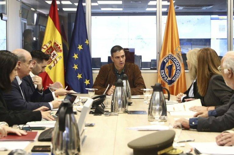 FOTOGRAFÍA. MADRID (REINO DE ESPAÑA), 01/11/2024.- El presidente del Gobierno, Pedro Sánchez Pérez-Castejón, durante la reunión mantenida con el Comité Estatal de Coordinación y Dirección del Sistema Nacional de Protección Civil (CECOD), este viernes en Madrid sobre los efectos de la Depresión Aislada en Niveles Altos (DANA) o (gota fría). La Comunitat Valenciana intenta recuperarse de la peor Depresión Aislada en Niveles Altos (DANA) del siglo en España, que ha dejado más de dos centenares de muertos en esa región, además de un inmenso escenario de daños en carreteras, calles e infraestructuras de numerosas localidades. Una DANA tras fuertes lluvias torrenciales y golpear muy fuertemente al reino de España, con epicentro en la provincia de Valencia (Comunidad Valenciana) donde se ha registrado ya 202 muertos, como cifra provisional para este viernes 1 de noviembre de 20224, y con menos dureza en la provincia de Málaga (Andalucía) y en la región de Castilla-La Mancha. La devastación de los efectos de la DANA que arrasó este martes la provincia de Valencia dejó decenas de personas fallecidas -70 contabilizadas hasta las 16.00 horas-, la angustia de quienes no pueden contactar con sus familiares desde ayer e imágenes desoladoras de la destrucción que han dejado a su paso las inundaciones. En medio de la tragedia, que ha llevado a activar el protocolo de Múltiples Víctimas para identificar a los fallecidos, las autoridades combaten este miércoles un "nuevo enemigo": los bulos que alertan de supuestas evacuaciones, desbordamientos o la caída del 112, que interrumpen la labor de los servicios de emergencias. La ciudadanía de la provincia ha recibido a primera hora de esta mañana de nuevo en sus móviles un mensaje del sistema Es-Alert para evitar cualquier tipo de desplazamiento por las carreteras de la provincia, muchas de cuales permanecen cortadas e impiden todavía acceder a las zonas más afectadas. Moncloa/Efe