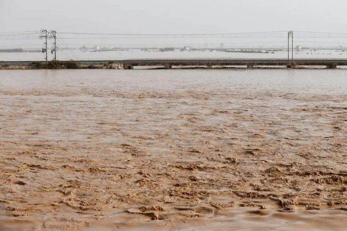 dana valencia, dana, alerta, FOTOGRAFÍA. SOLLANA (VALENCIA) COMUNIDAD VALENCIANA, MIÉRCOLES 30 DE OCTUBRE DE 2024. Vista general de la vía del tren en Sollana el día 30. de octubre de 2024. l pueblo (varios miles de voluntarios) junto a las Fuerzas y Cuerpos de Seguridad del Estados (Cuerpo Nacional de la Policía y Guardia Civil), los tres Ejércitos del Reino de España (Ejército de Tierra, de Aire y la Armada), las Policías locales y autonómicas, Bomberos, servicios de limpieza gubernamentales y la Unidad Militar de Emergencias (UME) están dando la batalla contra el fango y lodo tras la devastadora Depresión Aislada en Niveles Altos (DANA) o (gota fría) que azotó el Reino de España el pasado martes 29 y miércoles 30 de octubre de 2024, principalmente en las Comunidades autónomas de Andalucía y Castilla-La Mancha, con epicentro en la provincia de Valencia (Comunidad Valenciana) donde se ha registrado ya más de 200 fallecidos y "1900 desaparecidos" (llamadas de familiares y conocidos) en las inundaciones y brutales lluvias torrenciales. Efe