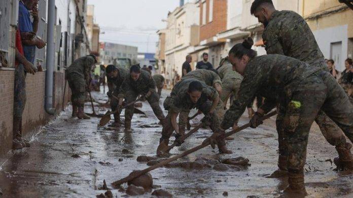 RIBA-ROJA (VALENCIA) COMUNIDAD VALENCIANA (REINO DE ESPAÑA), 01 DE NOVIEMBRE DE 2024.- Varios soldados del regimiento 21 de marines trabajan en las labores de retirada del lodo acumulado en la Masía del Oliveral, en Riba-Roja, este viernes. La búsqueda de desaparecidos, la identificación de víctimas mortales, las tareas de limpieza y la reparación de infraestructuras continúan tres días después de las inundaciones que han asolado la provincia de Valencia, en una jornada en la que el Gobierno envía a 500 militares más, que se sumarán a las 1.200 efectivos de la Unidad Militar de Emergencias (UME), para actuar en Utiel, Requena, Riba-roja, Torrent, Paiporta y Algemesí. Efe
