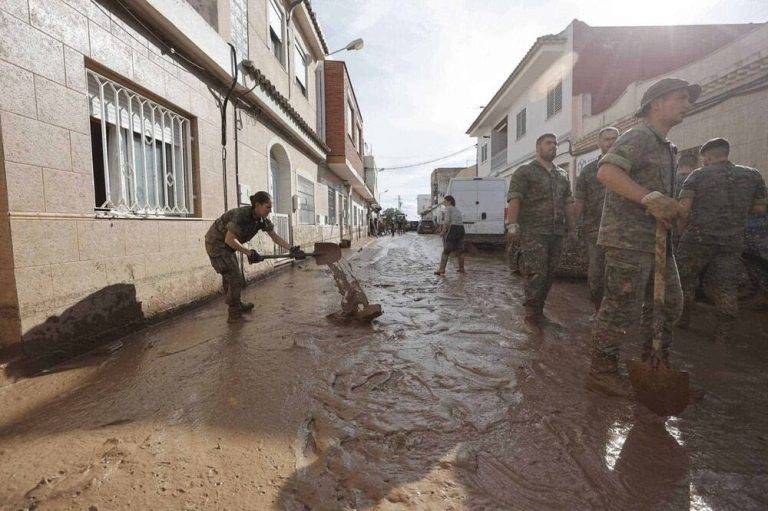 RIBA-ROJA (VALENCIA) COMUNIDAD VALENCIANA (REINO DE ESPAÑA), 01 DE NOVIEMBRE DE 2024.- Varios soldados del regimiento 21 de marines trabajan en las labores de retirada del lodo acumulado en la Masía del Oliveral, en Riba-Roja, este viernes. La búsqueda de desaparecidos, la identificación de víctimas mortales, las tareas de limpieza y la reparación de infraestructuras continúan tres días después de las inundaciones que han asolado la provincia de Valencia, en una jornada en la que el Gobierno envía a 500 militares más, que se sumarán a las 1.200 efectivos de la Unidad Militar de Emergencias (UME), para actuar en Utiel, Requena, Riba-roja, Torrent, Paiporta y Algemesí. Efe