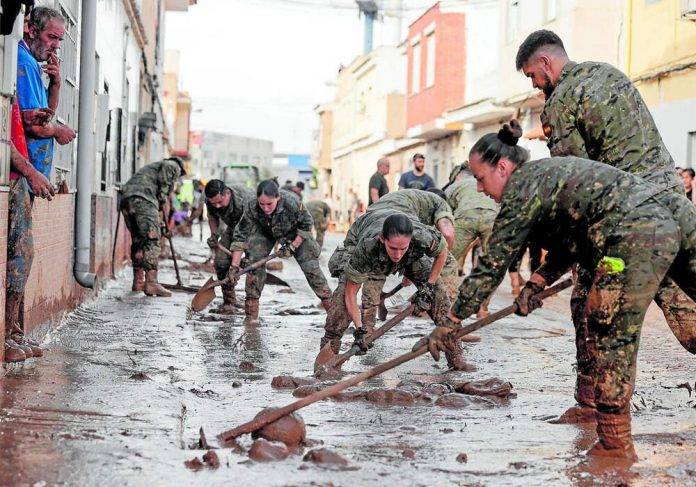 RIBA-ROJA (VALENCIA) COMUNIDAD VALENCIANA (REINO DE ESPAÑA), 01 DE NOVIEMBRE DE 2024.- Varios soldados del regimiento 21 de marines trabajan en las labores de retirada del lodo acumulado en la Masía del Oliveral, en Riba-Roja, este viernes. La búsqueda de desaparecidos, la identificación de víctimas mortales, las tareas de limpieza y la reparación de infraestructuras continúan tres días después de las inundaciones que han asolado la provincia de Valencia, en una jornada en la que el Gobierno envía a 500 militares más, que se sumarán a las 1.200 efectivos de la Unidad Militar de Emergencias (UME), para actuar en Utiel, Requena, Riba-roja, Torrent, Paiporta y Algemesí. Efe