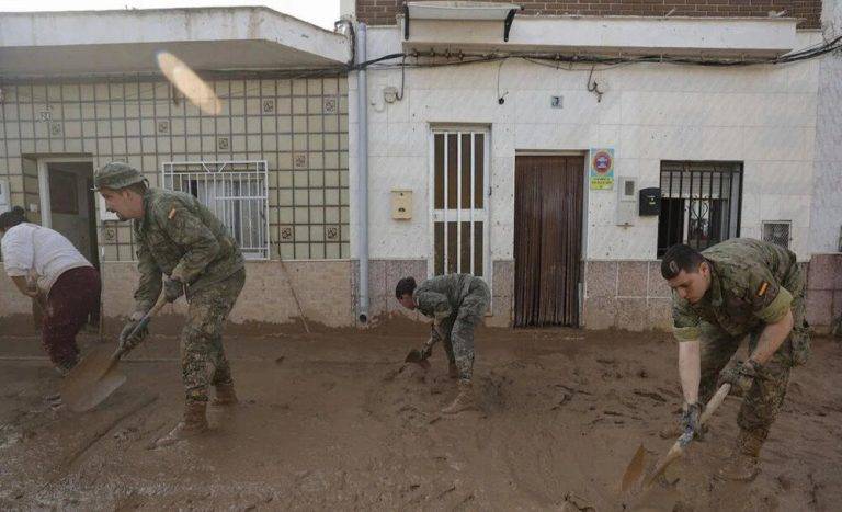 RIBA-ROJA (VALENCIA) COMUNIDAD VALENCIANA (REINO DE ESPAÑA), 01 DE NOVIEMBRE DE 2024.- Varios soldados del regimiento 21 de marines trabajan en las labores de retirada del lodo acumulado en la Masía del Oliveral, en Riba-Roja, este viernes. La búsqueda de desaparecidos, la identificación de víctimas mortales, las tareas de limpieza y la reparación de infraestructuras continúan tres días después de las inundaciones que han asolado la provincia de Valencia, en una jornada en la que el Gobierno envía a 500 militares más, que se sumarán a las 1.200 efectivos de la Unidad Militar de Emergencias (UME), para actuar en Utiel, Requena, Riba-roja, Torrent, Paiporta y Algemesí. Efe