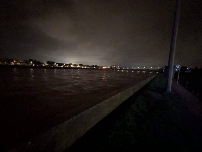 FOTOGRAFÍA. MISLATA (VALENCIA) COMUNIDAD VALENCIANA (REINO DE ESPAÑA, 30 DE OCTUBRE DE 2024. "Acabamos de habilitar el pabellón del Quint para poder atender a toda la ciudadanía de otros municipios del entorno que no ha podido llegar a sus casas durante esta larga y difícil noche". "Hemos estado controlando toda la noche el cauce del Río Turia". "Y aunque tiene un caudal histórico no se prevé el desbordamiento a su paso por Mislata". "En caso de nueva crecida a lo largo de la mañana daremos las instrucciones convenientes a toda la población". "Extremar las medidas de seguridad y evitar desplazamientos". Así ha sentenciado hoy Carlos Fernández Bielsa, el alcalde de Mislata por el PSOE, un municipio español situado en la comarca de Huerta Sur (provincia de Valencia) Comunidad Valenciana y pertenece al área metropolitana de Valencia cuyo casco urbano está unido al de la capital y​ contaba con 45.644 habitantes en 2023 según datos del Instituto Nacional de Estadística (INE). Carlos Fernández Bielsa/Lasvocesdelpueblo (Ñ Pueblo)