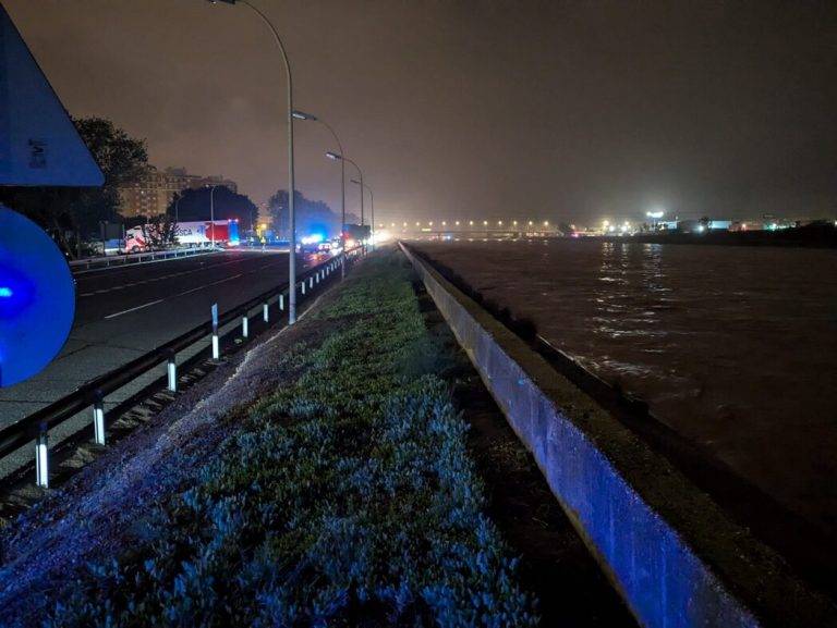 FOTOGRAFÍA. MISLATA (VALENCIA) COMUNIDAD VALENCIANA (REINO DE ESPAÑA, 30 DE OCTUBRE DE 2024. "Acabamos de habilitar el pabellón del Quint para poder atender a toda la ciudadanía de otros municipios del entorno que no ha podido llegar a sus casas durante esta larga y difícil noche". "Hemos estado controlando toda la noche el cauce del Río Turia". "Y aunque tiene un caudal histórico no se prevé el desbordamiento a su paso por Mislata". "En caso de nueva crecida a lo largo de la mañana daremos las instrucciones convenientes a toda la población". "Extremar las medidas de seguridad y evitar desplazamientos". Así ha sentenciado hoy Carlos Fernández Bielsa, el alcalde de Mislata por el PSOE, un municipio español situado en la comarca de Huerta Sur (provincia de Valencia) Comunidad Valenciana y pertenece al área metropolitana de Valencia cuyo casco urbano está unido al de la capital y​ contaba con 45.644 habitantes en 2023 según datos del Instituto Nacional de Estadística (INE). Carlos Fernández Bielsa/Lasvocesdelpueblo (Ñ Pueblo)