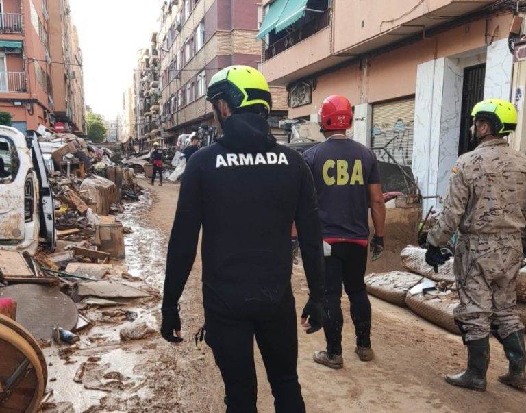 FOTOGRAFÍA. BENETÚSSER (VALENCIA) COMUNIDAD VALENCIANA (REINO DE ESPAÑA), 05 DE NOVIEMBRE DE 2024. El pueblo (varios miles de voluntarios) junto a las Fuerzas y Cuerpos de Seguridad del Estados (Cuerpo Nacional de la Policía y Guardia Civil), los tres Ejércitos del Reino de España (Ejército de Tierra, de Aire y la Armada), las Policías locales y autonómicas, Bomberos y servicios de limpieza gubernamentales están dando la batalla contra el fango y lodo tras la devastadora Depresión Aislada en Niveles Altos (DANA) o (gota fría) que azotó el Reino de España el pasado martes 29 y miércoles 30 de octubre de 2024, principalmente en las Comunidades autónomas de Andalucía y Castilla-La Mancha, con epicentro en la provincia de Valencia (Comunidad Valenciana) donde se ha registrado ya más de 200 fallecidos y "1900 desaparecidos" (llamadas de familiares y conocidos) en las inundaciones y brutales lluvias torrenciales. También en Benetússer (Valencia) trabajan los marinos del Centro de Buceo de Armada Española que han estado realizando trabajos de achique de agua en parkings para poder llevar a cabo labores de búsqueda y rescate. Ministerio de Defensa/Lasvocesdelpueblo (Ñ pueblo) 
