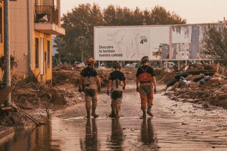 FOTOGRAFÍA. VALENCIA (COMUNIDAD VALENCIANA) REINO DE ESPAÑA, 07 DE NOVIEMBRE DE 2024. El pueblo (varios miles de voluntarios) junto a las Fuerzas y Cuerpos de Seguridad del Estados (Cuerpo Nacional de la Policía y Guardia Civil), los tres Ejércitos del Reino de España (Ejército de Tierra, de Aire y la Armada), las Policías locales y autonómicas, Bomberos, servicios de limpieza gubernamentales y la Unidad Militar de Emergencias (UME) están dando la batalla contra el fango y lodo tras la devastadora Depresión Aislada en Niveles Altos (DANA) o (gota fría) que azotó el Reino de España el pasado martes 29 y miércoles 30 de octubre de 2024, principalmente en las Comunidades autónomas de Andalucía y Castilla-La Mancha, con epicentro en la provincia de Valencia (Comunidad Valenciana) donde se ha registrado ya más de 200 fallecidos y "1900 desaparecidos" (llamadas de familiares y conocidos) en las inundaciones y brutales lluvias torrenciales. "La UME trabaja sin descanso, de día y de noche, allí donde se la necesita. Como en Paiporta, donde esta madrugada ha estado realizando trabajos de achique de agua". Delegación del Gobierno Comunidad Valenciana/Pilar Barbé García/Lasvocesdelpueblo (Ñ pueblo) 
