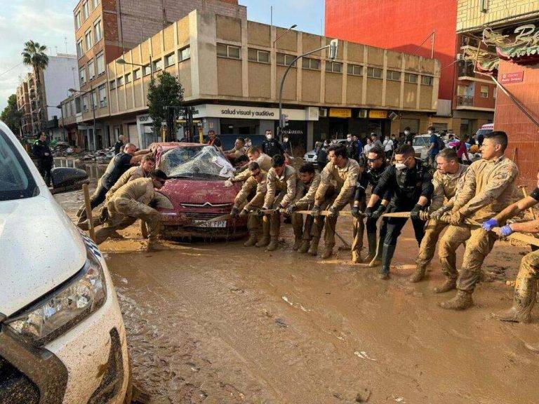 FOTOGRAFÍA. PAIPORTA (VALENCIA) COMUNIDAD VALENCIANA (REINO DE ESPAÑA), 07 DE NOVIEMBRE DE 2024. El pueblo (varios miles de voluntarios) junto a las Fuerzas y Cuerpos de Seguridad del Estados (Cuerpo Nacional de la Policía y Guardia Civil), los tres Ejércitos del Reino de España (Ejército de Tierra, de Aire y la Armada), las Policías locales y autonómicas, Bomberos, servicios de limpieza gubernamentales y la Unidad Militar de Emergencias (UME) están dando la batalla contra el fango y lodo tras la devastadora Depresión Aislada en Niveles Altos (DANA) o (gota fría) que azotó el Reino de España el pasado martes 29 y miércoles 30 de octubre de 2024, principalmente en las Comunidades autónomas de Andalucía y Castilla-La Mancha, con epicentro en la provincia de Valencia (Comunidad Valenciana) donde se ha registrado ya más de 200 fallecidos y "1900 desaparecidos" (llamadas de familiares y conocidos) en las inundaciones y brutales lluvias torrenciales. "Los Infantes de Marina del Tercio de Armada Española trabajan sin descanso en la limpieza y apertura de viales en Paiporta Valencia, labor fundamental para que pueda transitarse con normalidad. Todos Con Valencia". Ministerio de Defensa/Lasvocesdelpueblo (Ñ pueblo) 
