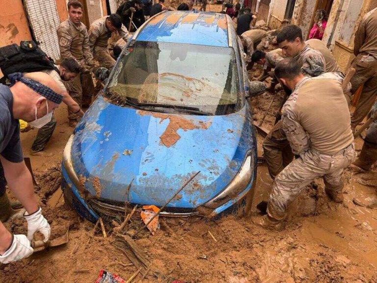 FOTOGRAFÍA. PAIPORTA (VALENCIA) COMUNIDAD VALENCIANA (REINO DE ESPAÑA), 07 DE NOVIEMBRE DE 2024. El pueblo (varios miles de voluntarios) junto a las Fuerzas y Cuerpos de Seguridad del Estados (Cuerpo Nacional de la Policía y Guardia Civil), los tres Ejércitos del Reino de España (Ejército de Tierra, de Aire y la Armada), las Policías locales y autonómicas, Bomberos, servicios de limpieza gubernamentales y la Unidad Militar de Emergencias (UME) están dando la batalla contra el fango y lodo tras la devastadora Depresión Aislada en Niveles Altos (DANA) o (gota fría) que azotó el Reino de España el pasado martes 29 y miércoles 30 de octubre de 2024, principalmente en las Comunidades autónomas de Andalucía y Castilla-La Mancha, con epicentro en la provincia de Valencia (Comunidad Valenciana) donde se ha registrado ya más de 200 fallecidos y "1900 desaparecidos" (llamadas de familiares y conocidos) en las inundaciones y brutales lluvias torrenciales. "Los Infantes de Marina del Tercio de Armada Española trabajan sin descanso en la limpieza y apertura de viales en Paiporta Valencia, labor fundamental para que pueda transitarse con normalidad. Todos Con Valencia". Ministerio de Defensa/Lasvocesdelpueblo (Ñ pueblo) 