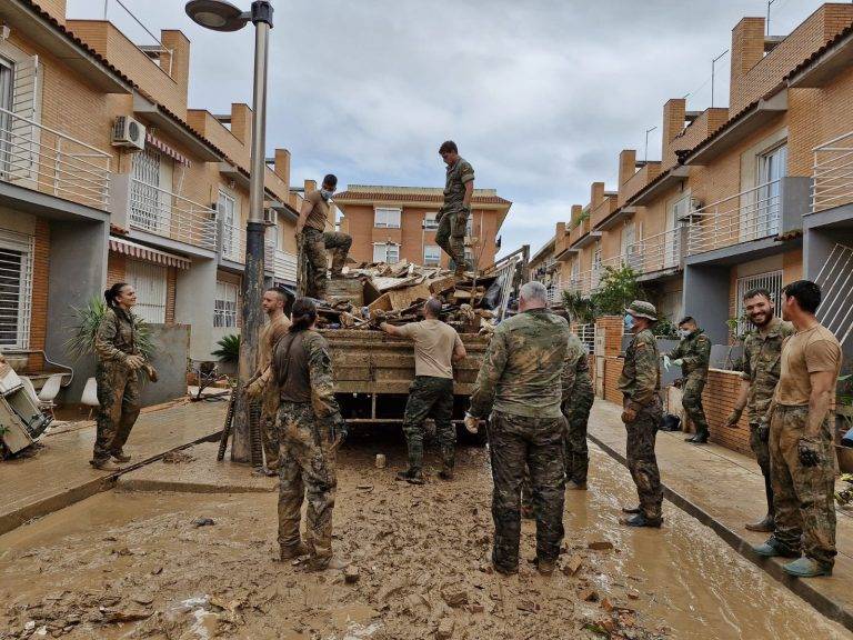 FOTOGRAFÍA. BENETÚSSER (VALENCIA) COMUNIDAD VALENCIANA (REINO DE ESPAÑA), 05 DE NOVIEMBRE DE 2024. El pueblo (varios miles de voluntarios) junto a las Fuerzas y Cuerpos de Seguridad del Estados (Cuerpo Nacional de la Policía y Guardia Civil), los tres Ejércitos del Reino de España (Ejército de Tierra, de Aire y la Armada), las Policías locales y autonómicas, Bomberos y servicios de limpieza gubernamentales están dando la batalla contra el fango y lodo tras la devastadora Depresión Aislada en Niveles Altos (DANA) o (gota fría) que azotó el Reino de España el pasado martes 29 y miércoles 30 de octubre de 2024, principalmente en las Comunidades autónomas de Andalucía y Castilla-La Mancha, con epicentro en la provincia de Valencia (Comunidad Valenciana) donde se ha registrado ya más de 200 fallecidos y "1900 desaparecidos" (llamadas de familiares y conocidos) en las inundaciones y brutales lluvias torrenciales. "Nuestros militares han llegado a las zonas afectadas por la DANA desde diferentes puntos de España. Es el caso del personal del Regimiento de Artillería Antiaérea n.º 74 (Sevilla) de Ejército Tierra, que realiza tareas de limpieza y desescombro en Benetusser Valencia". Ministerio de Defensa/Lasvocesdelpueblo (Ñ pueblo) 