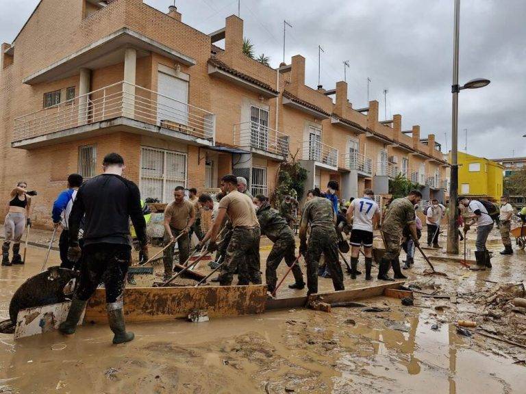 FOTOGRAFÍA. BENETÚSSER (VALENCIA) COMUNIDAD VALENCIANA (REINO DE ESPAÑA), 05 DE NOVIEMBRE DE 2024. El pueblo (varios miles de voluntarios) junto a las Fuerzas y Cuerpos de Seguridad del Estados (Cuerpo Nacional de la Policía y Guardia Civil), los tres Ejércitos del Reino de España (Ejército de Tierra, de Aire y la Armada), las Policías locales y autonómicas, Bomberos y servicios de limpieza gubernamentales están dando la batalla contra el fango y lodo tras la devastadora Depresión Aislada en Niveles Altos (DANA) o (gota fría) que azotó el Reino de España el pasado martes 29 y miércoles 30 de octubre de 2024, principalmente en las Comunidades autónomas de Andalucía y Castilla-La Mancha, con epicentro en la provincia de Valencia (Comunidad Valenciana) donde se ha registrado ya más de 200 fallecidos y "1900 desaparecidos" (llamadas de familiares y conocidos) en las inundaciones y brutales lluvias torrenciales. "Nuestros militares han llegado a las zonas afectadas por la DANA desde diferentes puntos de España. Es el caso del personal del Regimiento de Artillería Antiaérea n.º 74 (Sevilla) de Ejército Tierra, que realiza tareas de limpieza y desescombro en Benetusser Valencia". Ministerio de Defensa/Lasvocesdelpueblo (Ñ pueblo) 