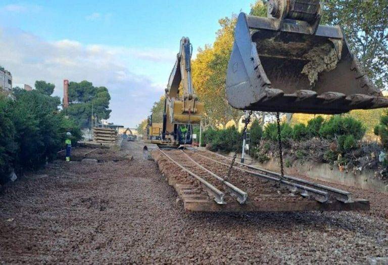 FOTOGRAFÍA. ALDAIA (VALENCIA) COMUNIDAD VALENCIANA (REINO DE ESPAÑA), 07 DE NOVIEMBRE DE 2024. El pueblo (varios miles de voluntarios) junto a las Fuerzas y Cuerpos de Seguridad del Estados (Cuerpo Nacional de la Policía y Guardia Civil), los tres Ejércitos del Reino de España (Ejército de Tierra, de Aire y la Armada), las Policías locales y autonómicas, Bomberos, servicios de limpieza gubernamentales y la Unidad Militar de Emergencias (UME) están dando la batalla contra el fango y lodo tras la devastadora Depresión Aislada en Niveles Altos (DANA) o (gota fría) que azotó el Reino de España el pasado martes 29 y miércoles 30 de octubre de 2024, principalmente en las Comunidades autónomas de Andalucía y Castilla-La Mancha, con epicentro en la provincia de Valencia (Comunidad Valenciana) donde se ha registrado ya más de 200 fallecidos y "1900 desaparecidos" (llamadas de familiares y conocidos) en las inundaciones y brutales lluvias torrenciales. "Aunque la C3 está muy dañada avanzamos muy rápido hasta Aldaia (Valencia) y vamos limpiando plataforma para montar vía nueva". Ministerio de Transportes/Oscar Puente/Lasvocesdelpueblo (Ñ pueblo) 