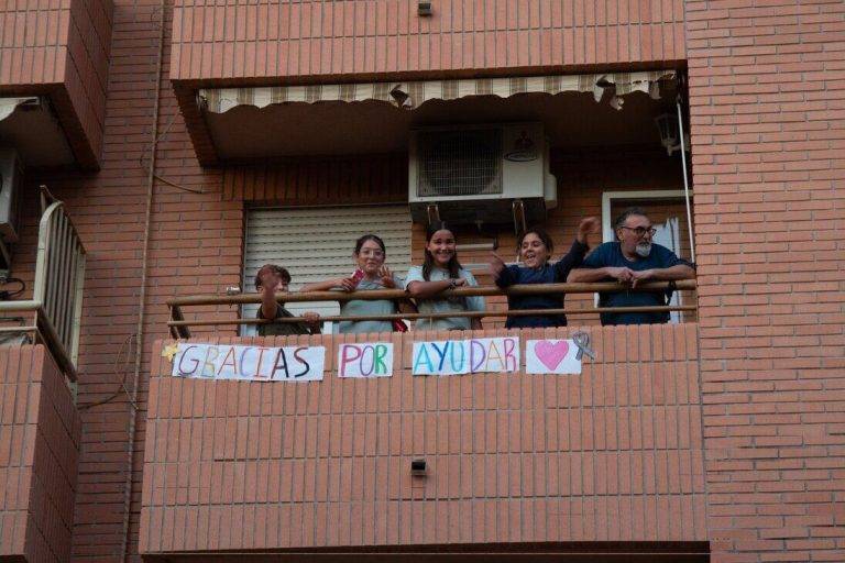 FOTOGRAFÍA. VALENCIA (COMUNIDAD VALENCIANA) REINO DE ESPAÑA, 07 DE NOVIEMBRE DE 2024. El pueblo (varios miles de voluntarios) junto a las Fuerzas y Cuerpos de Seguridad del Estados (Cuerpo Nacional de la Policía y Guardia Civil), los tres Ejércitos del Reino de España (Ejército de Tierra, de Aire y la Armada), las Policías locales y autonómicas, Bomberos, servicios de limpieza gubernamentales y la Unidad Militar de Emergencias (UME) están dando la batalla contra el fango y lodo tras la devastadora Depresión Aislada en Niveles Altos (DANA) o (gota fría) que azotó el Reino de España el pasado martes 29 y miércoles 30 de octubre de 2024, principalmente en las Comunidades autónomas de Andalucía y Castilla-La Mancha, con epicentro en la provincia de Valencia (Comunidad Valenciana) donde se ha registrado ya más de 200 fallecidos y "1900 desaparecidos" (llamadas de familiares y conocidos) en las inundaciones y brutales lluvias torrenciales. "La UME trabaja sin descanso, de día y de noche, allí donde se la necesita. Como en Paiporta, donde esta madrugada ha estado realizando trabajos de achique de agua". Delegación del Gobierno Comunidad Valenciana/Pilar Barbé García/Lasvocesdelpueblo (Ñ pueblo) 