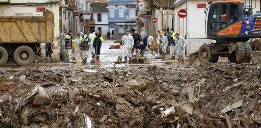 FOTOGRAFÍA. PAIPORTA (VALÈNCIA) COMUNIDAD VALENCIANA, 13/11/2024.- Voluntarios siguen en labores de limpieza ante una montaña de escombros este miércoles en Paiporta. Docenas de municipios de Valencia asolados por la dana afrontan, en medio del inédito despliegue de emergencia y ayuda solidaria, la amenaza de una nueva dana que ha obligado a suspender las clases y condiciona aún más el ingente trabajo para atender las innumerables llamadas de ayuda que emergen desde cada barrio, polígono o escuela, en muchos casos todavía cubiertos de lodo. Efe
