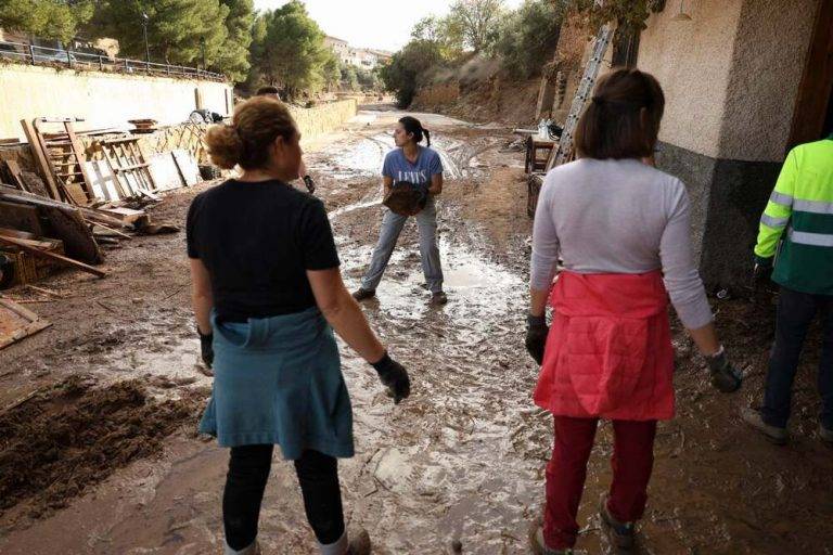 FOTOGRAFÍA. LETUR (ALBACETE) CASTILLA-LA MANCHA (REINO DE ESPAÑA), 01 DE NOVIEMBRE DE 2024. LETUR (ALBACETE), 01 DE NOVIEMBRE DE 2024.- Vecinos desescombran y limpian sus casas arrasadas por la Depresión Aislada en Niveles Altos (DANA) o (gota fría) este viernes en Letur, Albacete (Castilla-La Mancha) Reino de España, donde se está ultimando la construcción de una rampa de acceso a la 'zona cero' para dar entrada a maquinaria ligera y poder seguir despejando la zona en busca de los desaparecidos, según ha informado el Delegado de la Junta de Comunidades de Castilla-La Mancha en Albacete, Pedro Antonio Ruiz. Efe