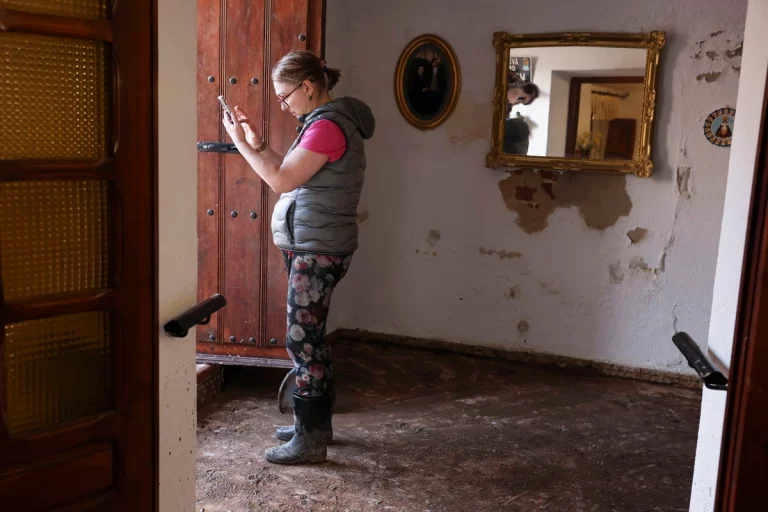 FOTOGRAFÍA. LETUR (ALBACETE) CASTILLA-LA MANCHA (REINO DE ESPAÑA), 01 DE NOVIEMBRE DE 2024. LETUR (ALBACETE), 01 DE NOVIEMBRE DE 2024.- Vecinos desescombran y limpian sus casas arrasadas por la Depresión Aislada en Niveles Altos (DANA) o (gota fría) este viernes en Letur, Albacete (Castilla-La Mancha) Reino de España, donde se está ultimando la construcción de una rampa de acceso a la 'zona cero' para dar entrada a maquinaria ligera y poder seguir despejando la zona en busca de los desaparecidos, según ha informado el Delegado de la Junta de Comunidades de Castilla-La Mancha en Albacete, Pedro Antonio Ruiz. Efe