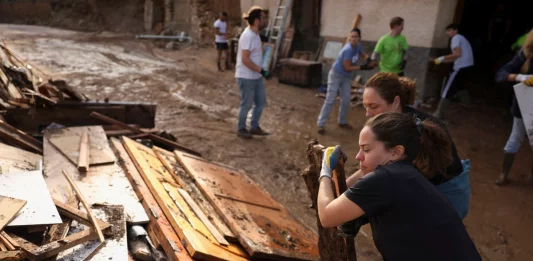 FOTOGRAFÍA. LETUR (ALBACETE) CASTILLA-LA MANCHA (REINO DE ESPAÑA), 01 DE NOVIEMBRE DE 2024. LETUR (ALBACETE), 01 DE NOVIEMBRE DE 2024.- Vecinos desescombran y limpian sus casas arrasadas por la Depresión Aislada en Niveles Altos (DANA) o (gota fría) este viernes en Letur, Albacete (Castilla-La Mancha) Reino de España, donde se está ultimando la construcción de una rampa de acceso a la 'zona cero' para dar entrada a maquinaria ligera y poder seguir despejando la zona en busca de los desaparecidos, según ha informado el Delegado de la Junta de Comunidades de Castilla-La Mancha en Albacete, Pedro Antonio Ruiz. Efe