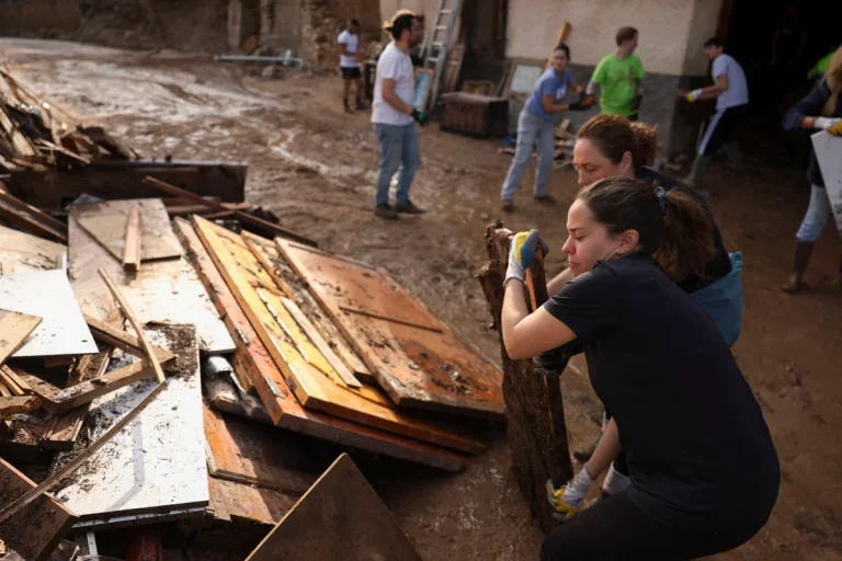 FOTOGRAFÍA. LETUR (ALBACETE) CASTILLA-LA MANCHA (REINO DE ESPAÑA), 01 DE NOVIEMBRE DE 2024. LETUR (ALBACETE), 01 DE NOVIEMBRE DE 2024.- Vecinos desescombran y limpian sus casas arrasadas por la Depresión Aislada en Niveles Altos (DANA) o (gota fría) este viernes en Letur, Albacete (Castilla-La Mancha) Reino de España, donde se está ultimando la construcción de una rampa de acceso a la 'zona cero' para dar entrada a maquinaria ligera y poder seguir despejando la zona en busca de los desaparecidos, según ha informado el Delegado de la Junta de Comunidades de Castilla-La Mancha en Albacete, Pedro Antonio Ruiz. Efe